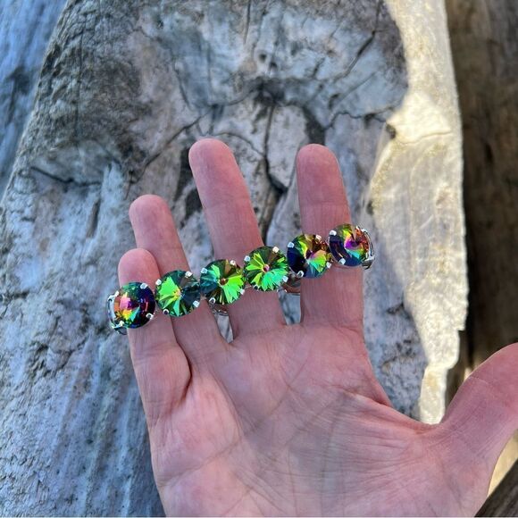 A stretch statement bracelet with medium vitrail Swarovski crystal - Picture 6 of 7